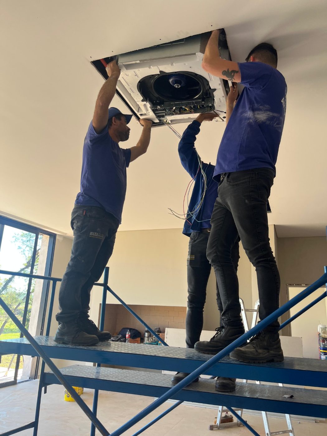 Técnicos colocando un aire cassette