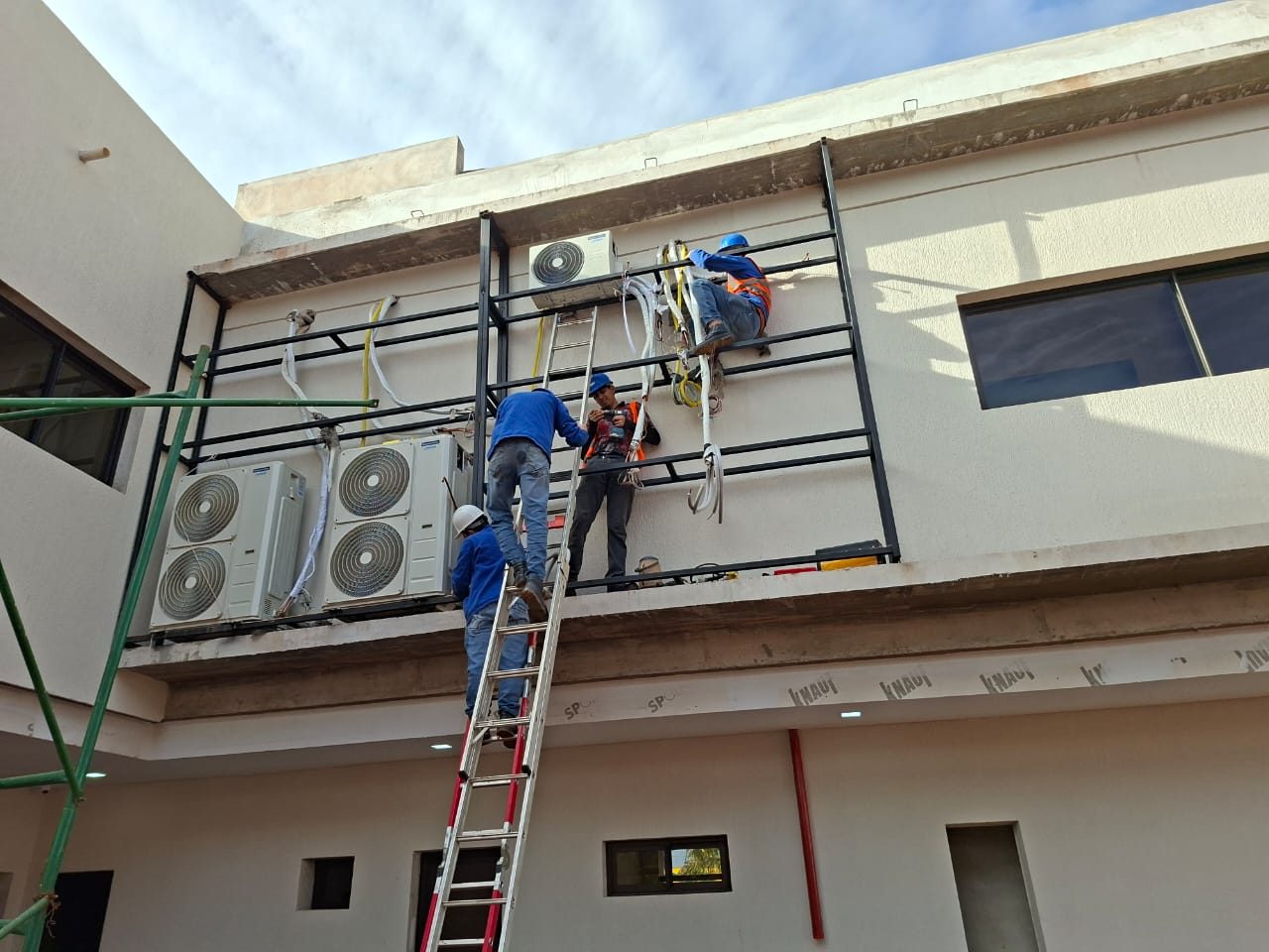 Técnicos trabajando en la fachada