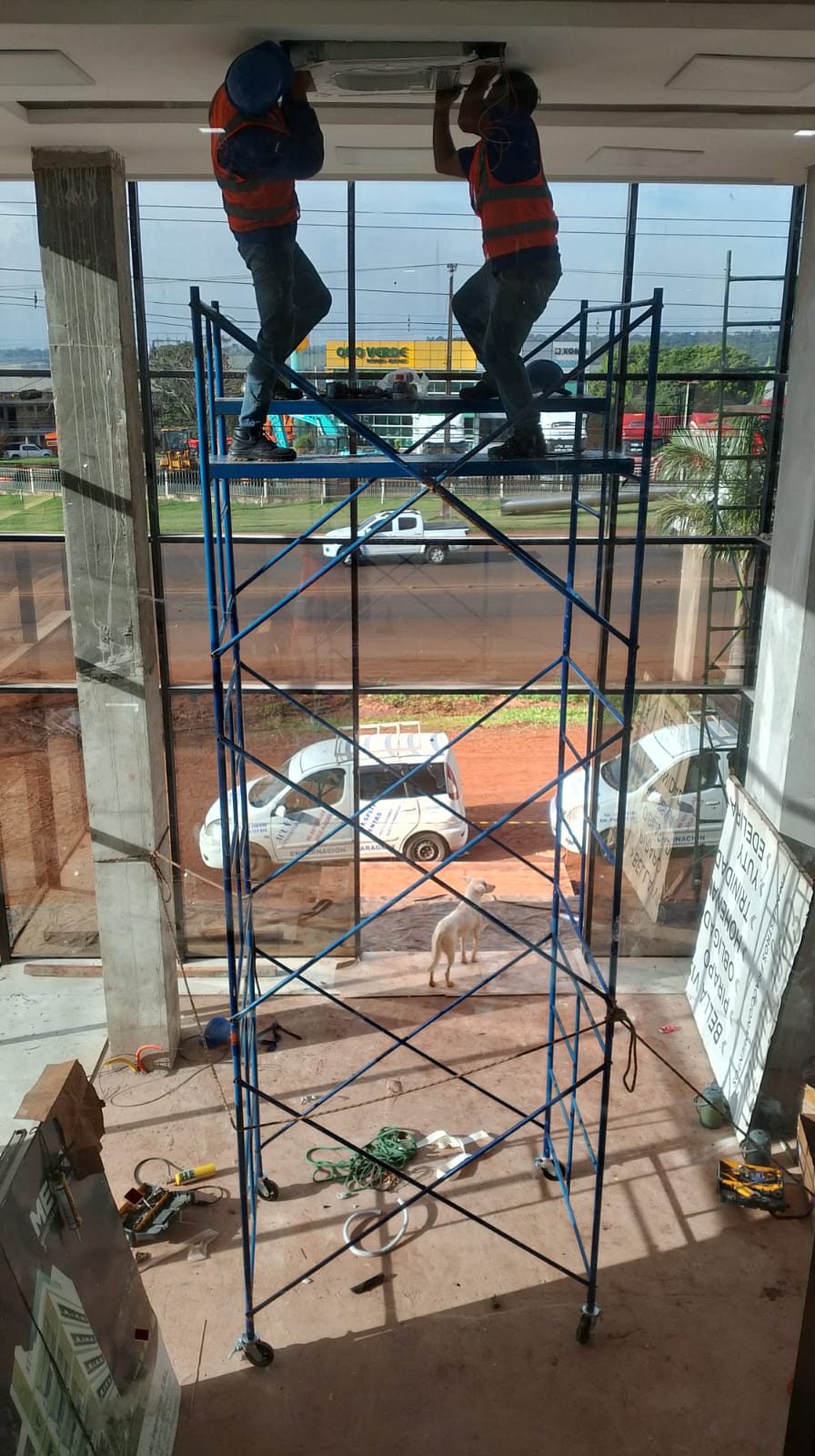Técnicos de Acuña instalando en altura