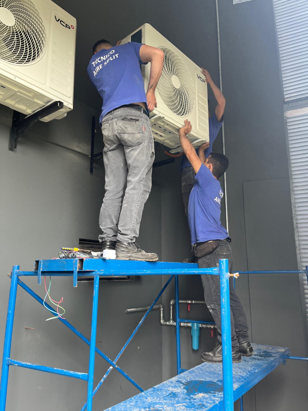 Técnicos instalando un aire split